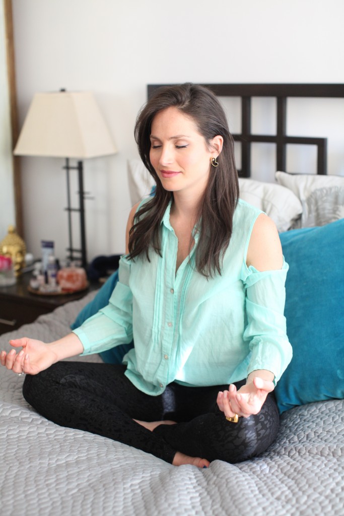 arielle haspel from bewellwitharielle.com meditation to re-energize. yoga and food to de-stress, de-bloat and energize and de-stress